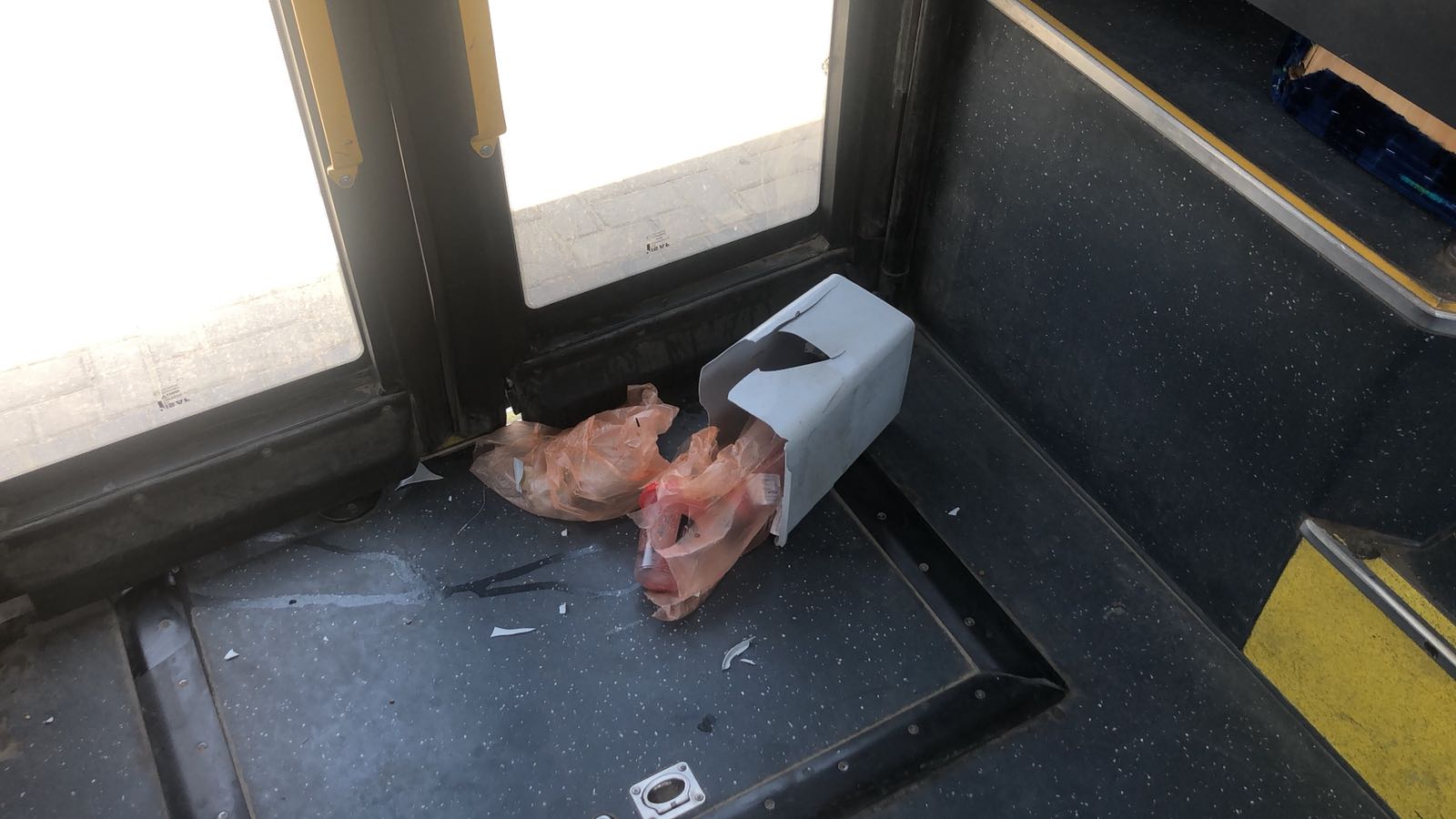 ההרס שהנוסע זרע באוטובוס (צילום סלולרי)