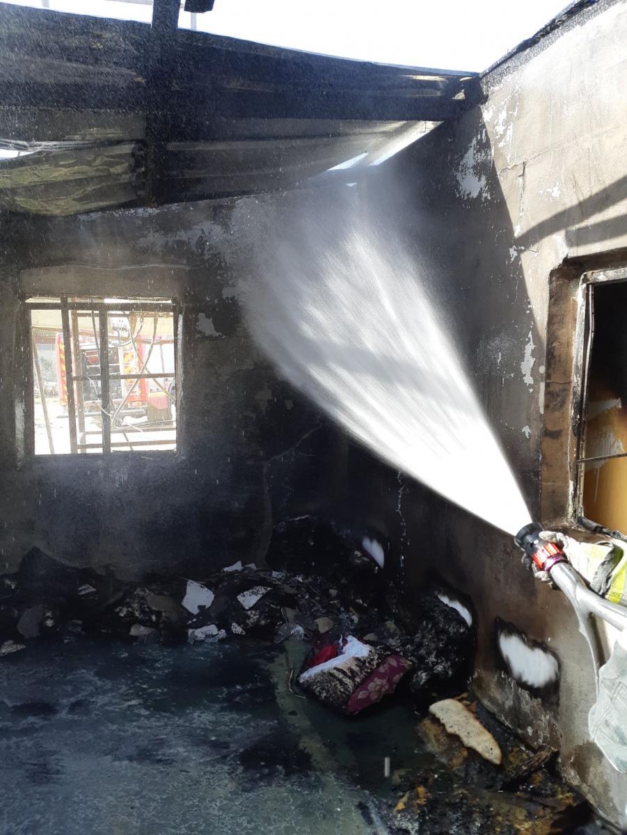 פעולות הכיבוי בתוך הבית המפויח (צילום: דוברות כיבוי והצלה)