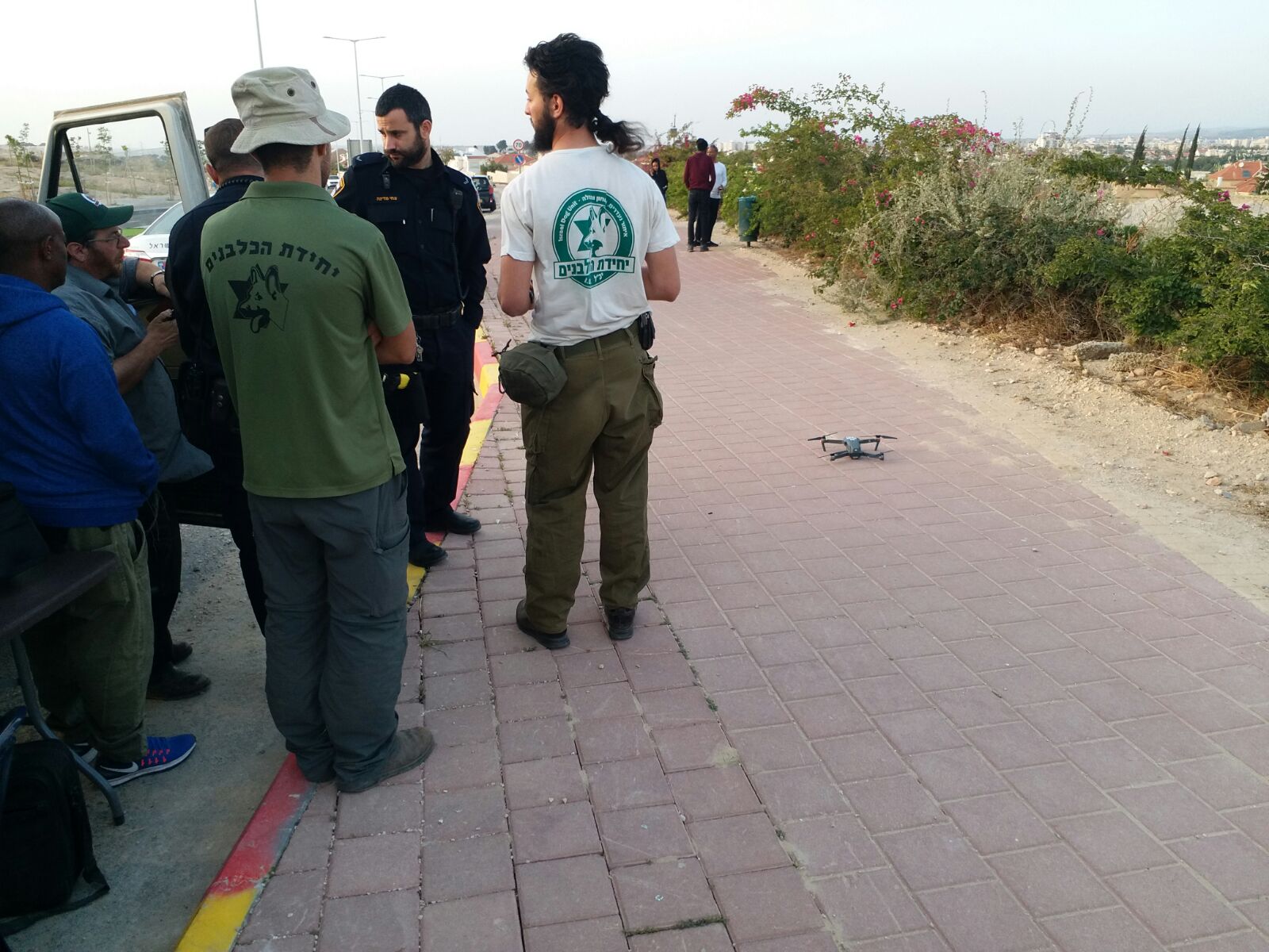 יחידת הכלבנים ברחבי ב''ש, מחפשים אח הנעדר (צילום: יח' הכלבנים)