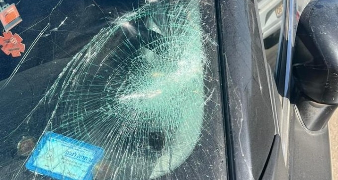 שמשת מכוניתה של אימו של אחד המארגנים נופצה (צילום סלולרי ללא קרדיט)