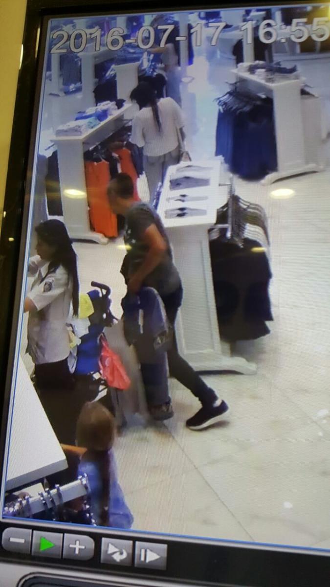 החשוד ניגש לתיק של ענבל ומסווה את הגניבה באמצעות בגדים (צילום: סרט האבטחה)