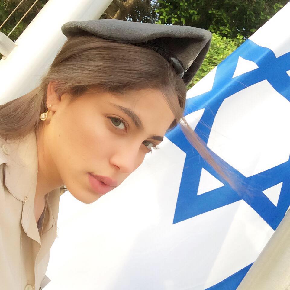 דניאל בזמן שירותה הצבאי. סלפי מושלם, גם בצבא (צילום: פייסבוק)