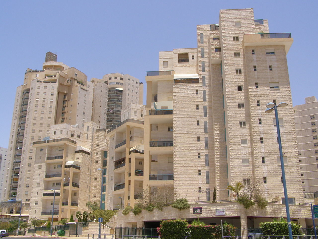 בניה חדשה בבאר שבע, ברח' הנרי קנדל (צילום: Daniel Baránek / CC BY SA 4.0)