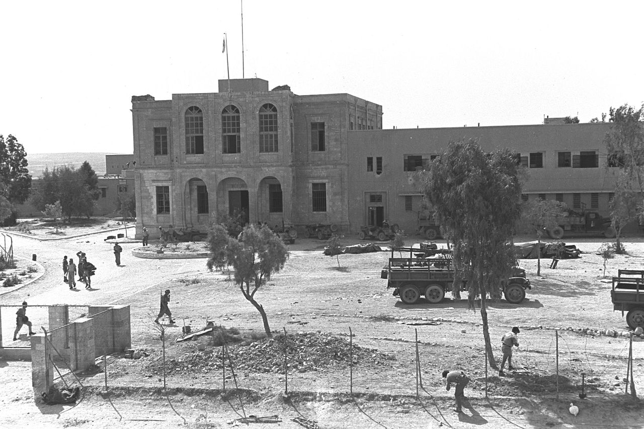 מבנה פיקוד דרום ומשטרת באר שבע, לאחר כיבוש העיר, 1948 (צילום: לע''מ / נחלת הכלל)