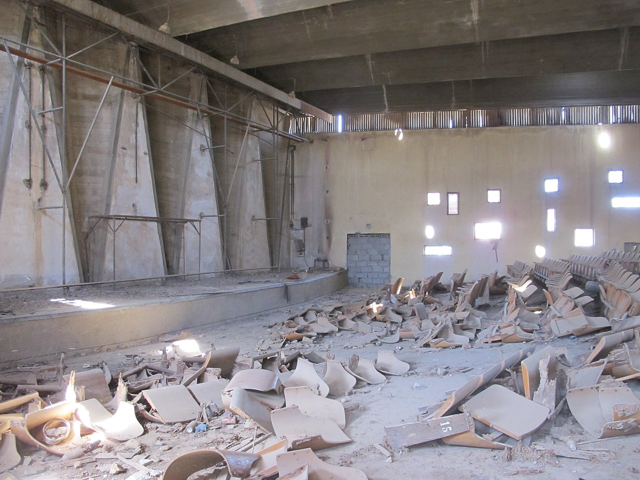 קולנוע אורות, בעל האדריכלות הייחודית, מוזנח כבר שנים (צילום: מיכאל יעקבסון / ויקיפדיה)