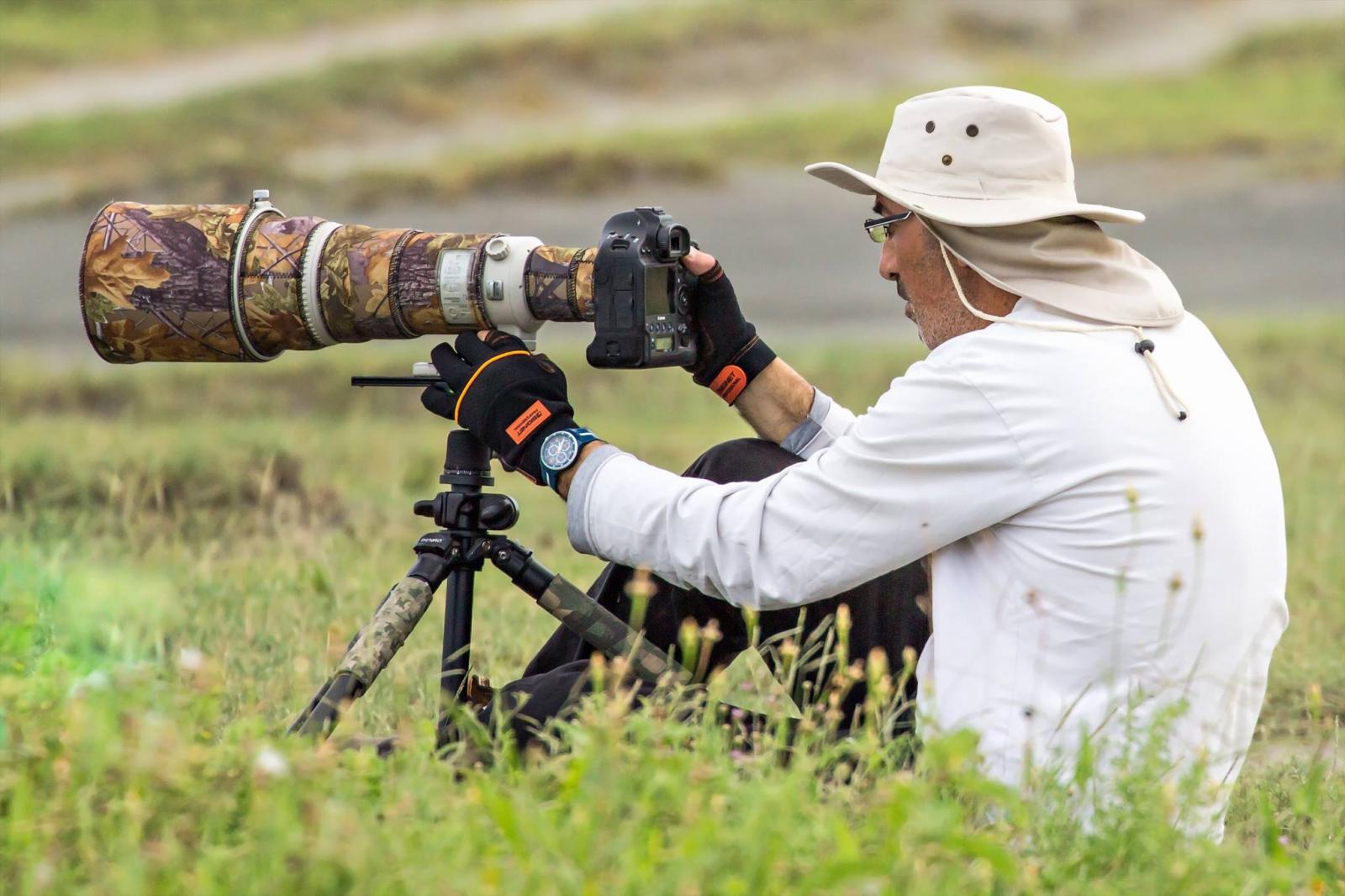 עוזי דגני בשטח. לפעמים, צריך לשבת כך שעות, בשקט - כדי שבעלי חיים לא ישימו לב (צילום: איתמר כחולי, מתוך הפייסבוק של דגני)