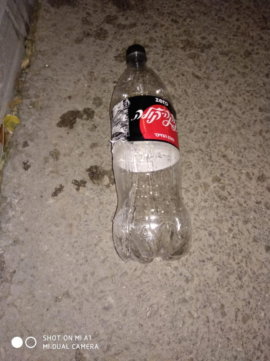 בקבוק המים שפגע באחד מכלי הרכב (צילום מתוך רשתות חברתיות, על פי סעיף 27 א')