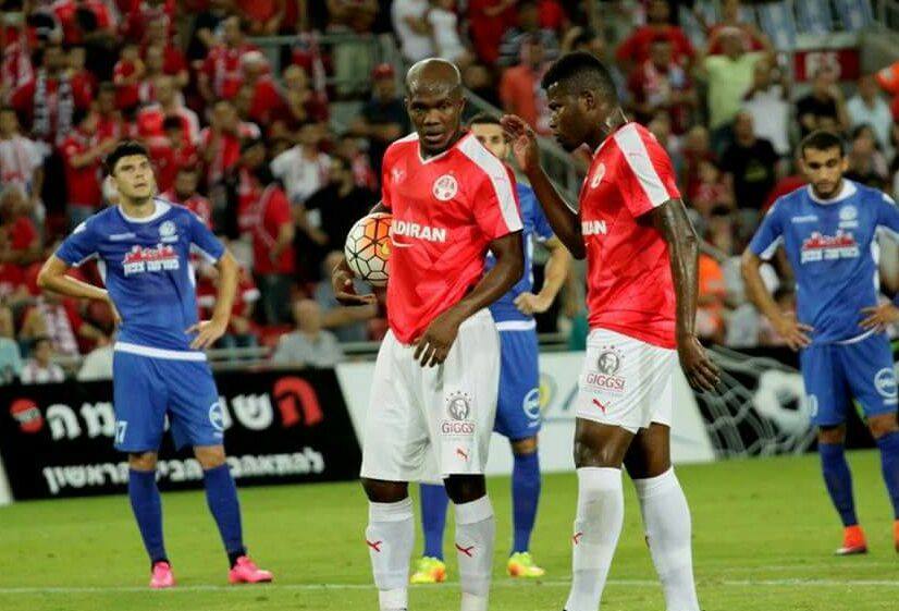 טוני וואקמה מתכונן לבעיטת עונשין (צילום: בן בודה)