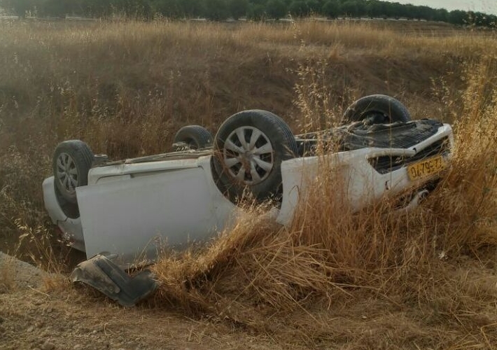 צילום שהופץ ברשתות החברתיות, של הרכב ההפוך ליד נתיבות, שככל הנראה שימש את החשודים