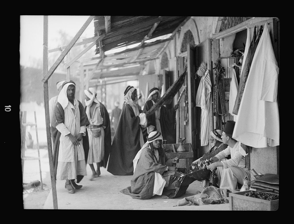 1933, השנה בה נמדד היום הכי חם בב''ש. סוחרים ולקוחות ברח' אלעטאונה, היום קק''ל (צילום: אוסף ספריית הקונגרס של ארה''ב)