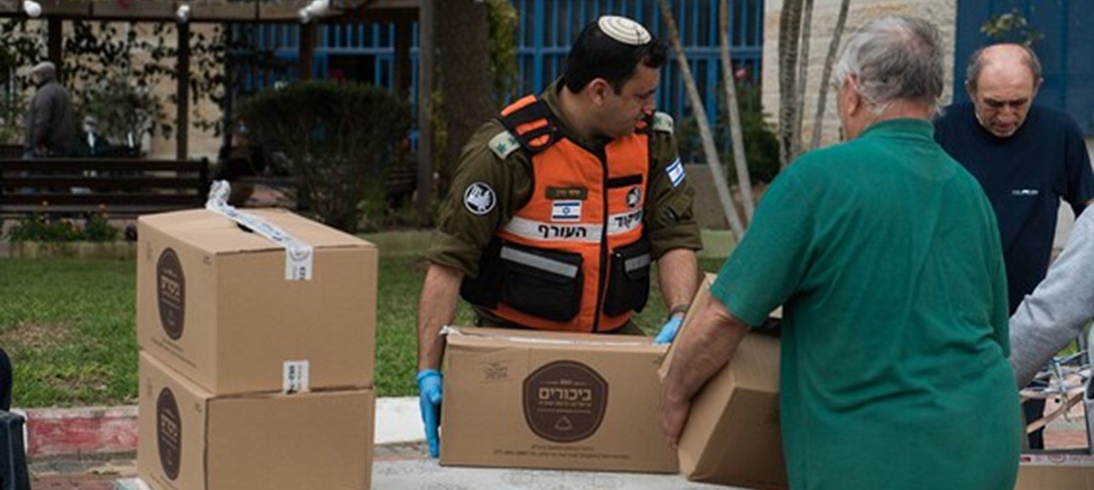 הצבא מחלק מזון לקשישים (צילום: דובר צה''ל)