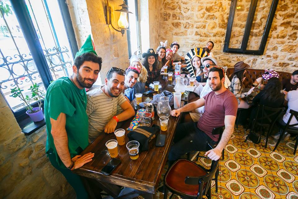 חוגגים גם בפאב ה'עתיקה' (צילום: יעד פחימה)