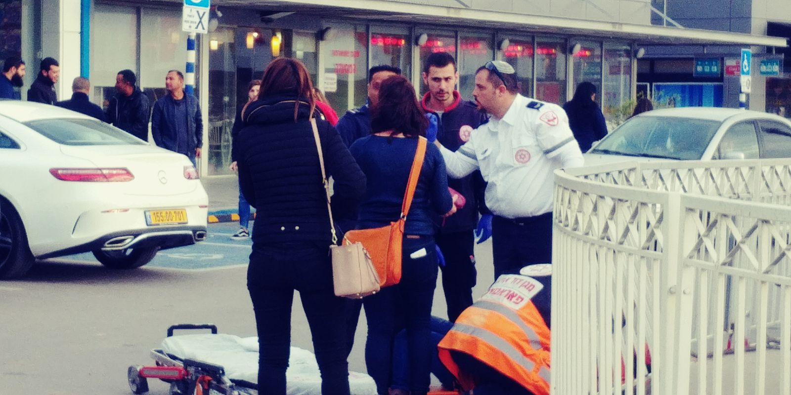 צוותי צד''א מעניקים טיפול ראשונה לאישה (צילום סלולארי)