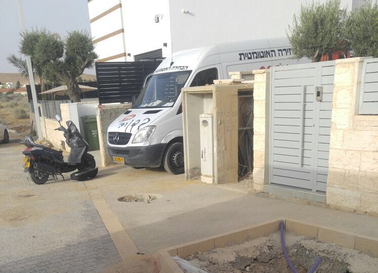 רכב הסעות שרוסס בכתובת ''בדואים'' (צילום: חשבון הטוויטר של עומדים ביחד)