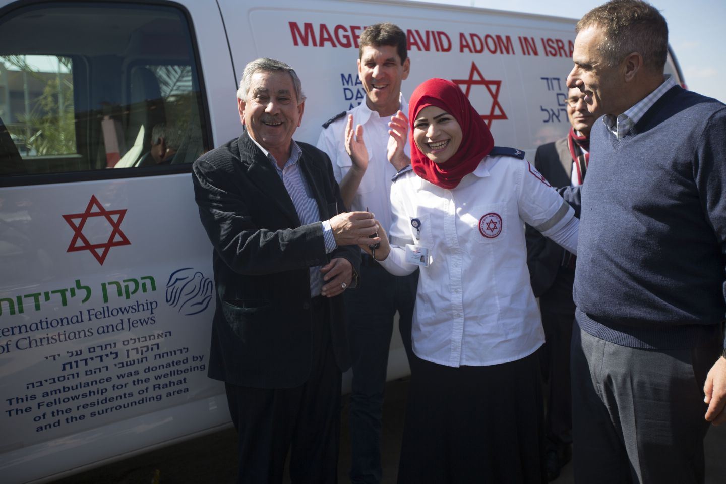 רגע של נחת: ראש עיריית רהט מעניק את מפתחות האמבולנס, יחד עם מנכ''ל מד''א (צילום: מד''א)