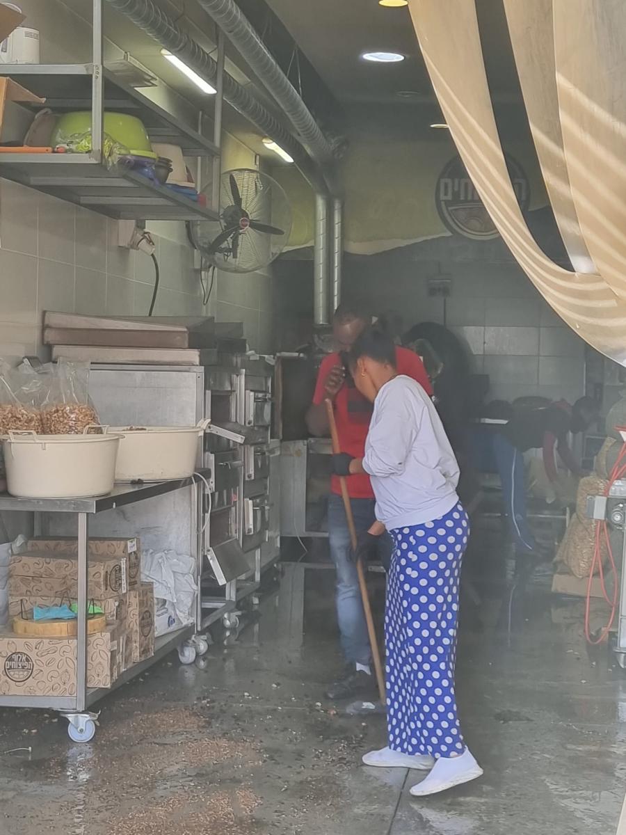 פנים החנות, העובדים עוסקים כבר בחזרה לתפקוד מלא (צילום: קובי סהר)