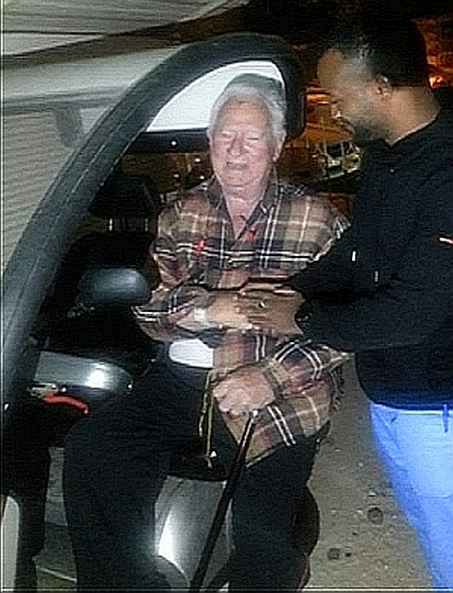 בלש ממשטרת באר שבע משיב את האבידה לניצול השואה (צילום סלולארי)