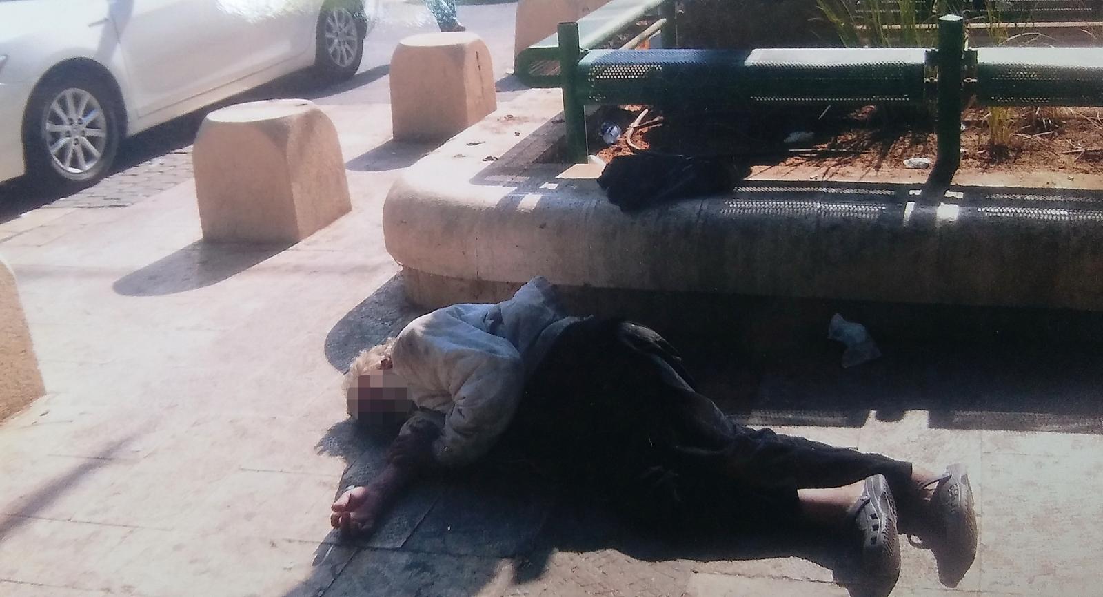 דר רחוב בבאר שבע. פעם היה איש חשוב, נפטר ברחוב, חסר כל (צילום: יוסי אלמקייס, מתנדב בקהילה)