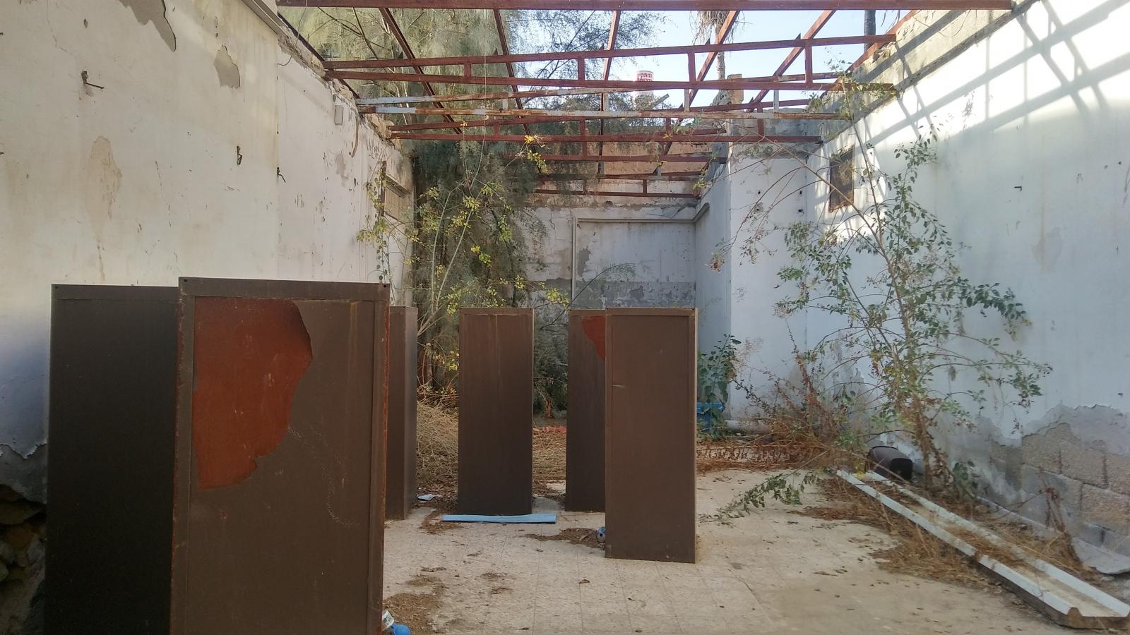 חנות שנסגרה בב''ש - ונותרה ללא ביקוש (צילום: דני בלר)