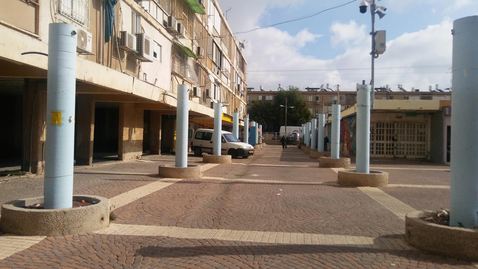 מרכז גילת, לב שכונה ד'. לא הכל מגדלי יוקרה ומותגי אופנה. יש גם בני אדם (צילום: דני בלר)