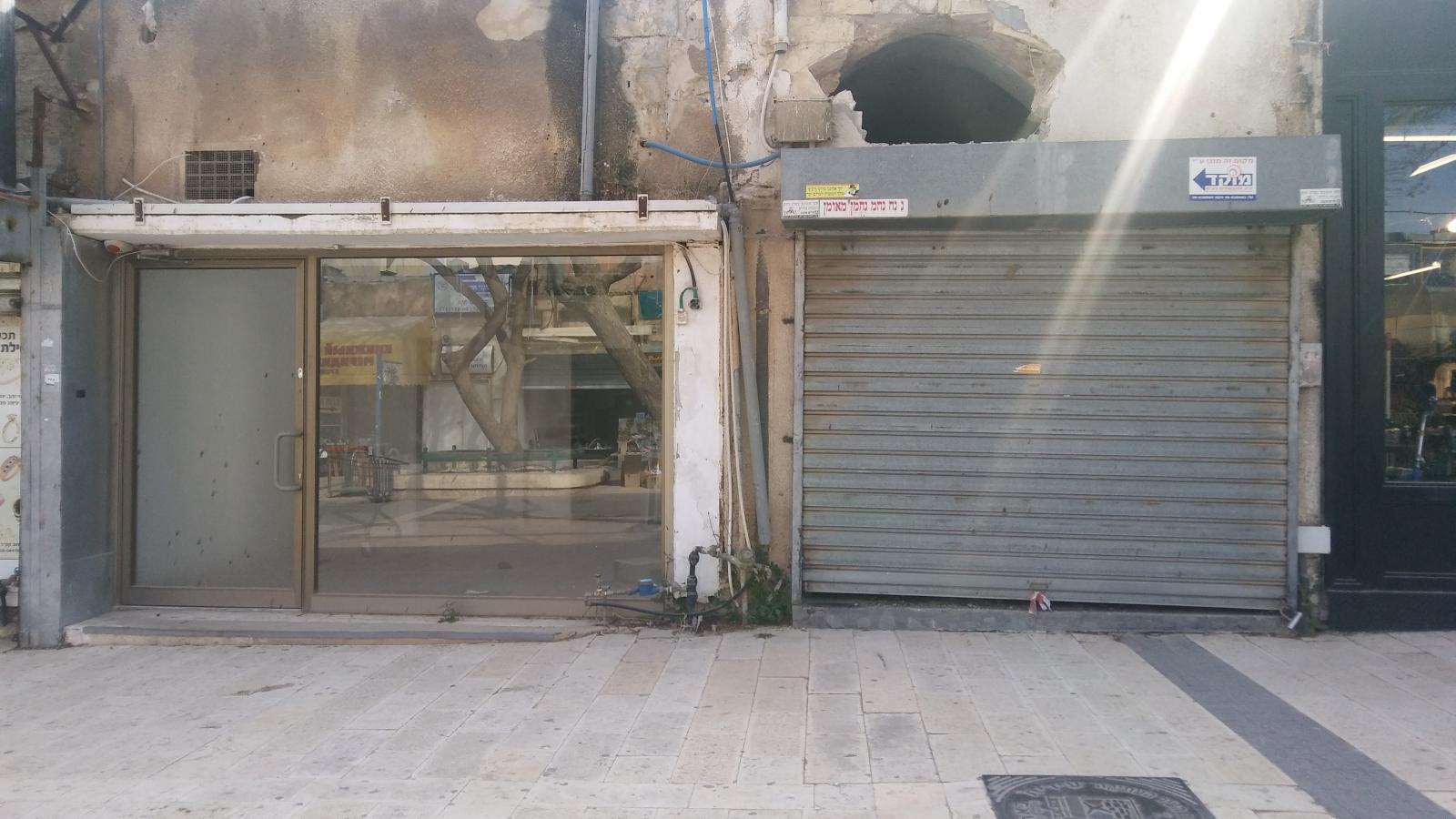 עסקים סגורים ברחוב קק''ל, רחובה הראשי של העיר העתיקה (צילום: דני בלר)