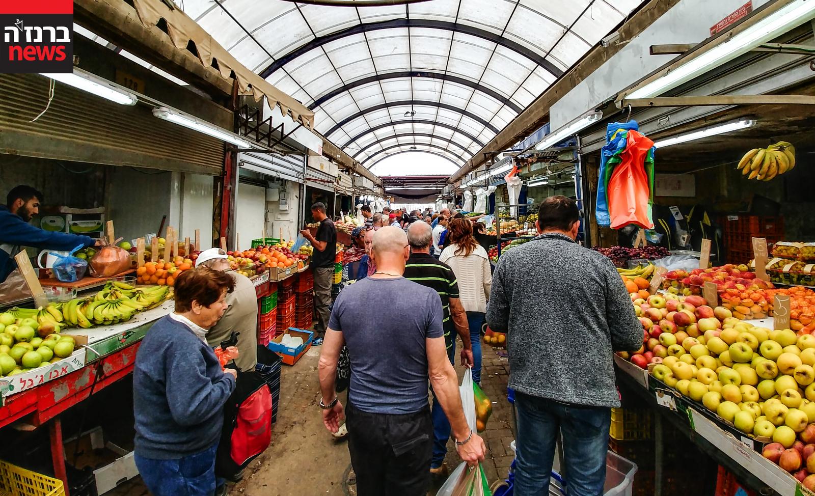 מתכוננים לשבת: השוק העירוני הומה אדם (צילום: רותם אליה)