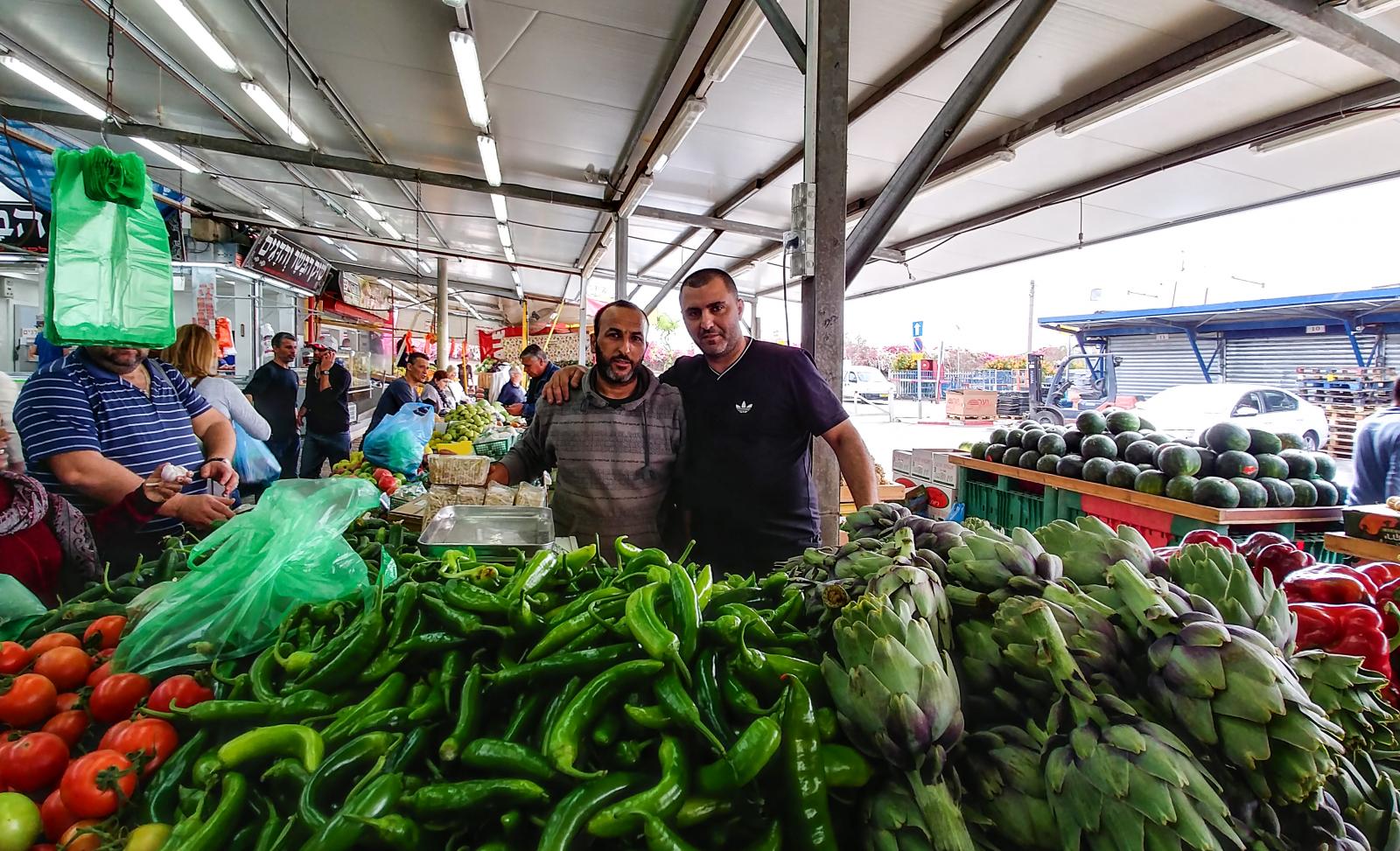 סוחרים בשוק העירוני בשישי. כל טוב ירקות ופירות (צילום: רותם אליה)