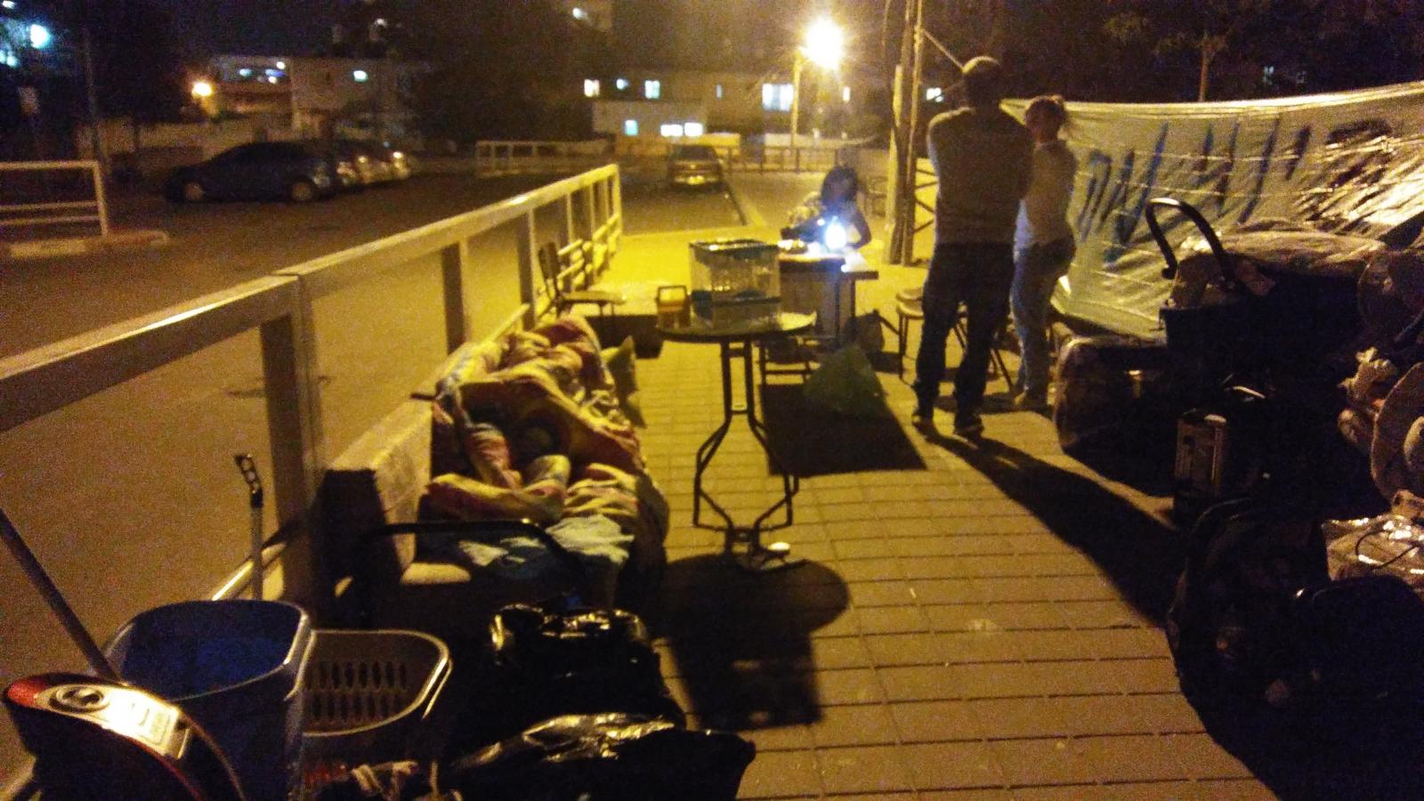 מעט החפצים שהיו למשפחה הוצאו לרחוב {צילום: דני בלר}