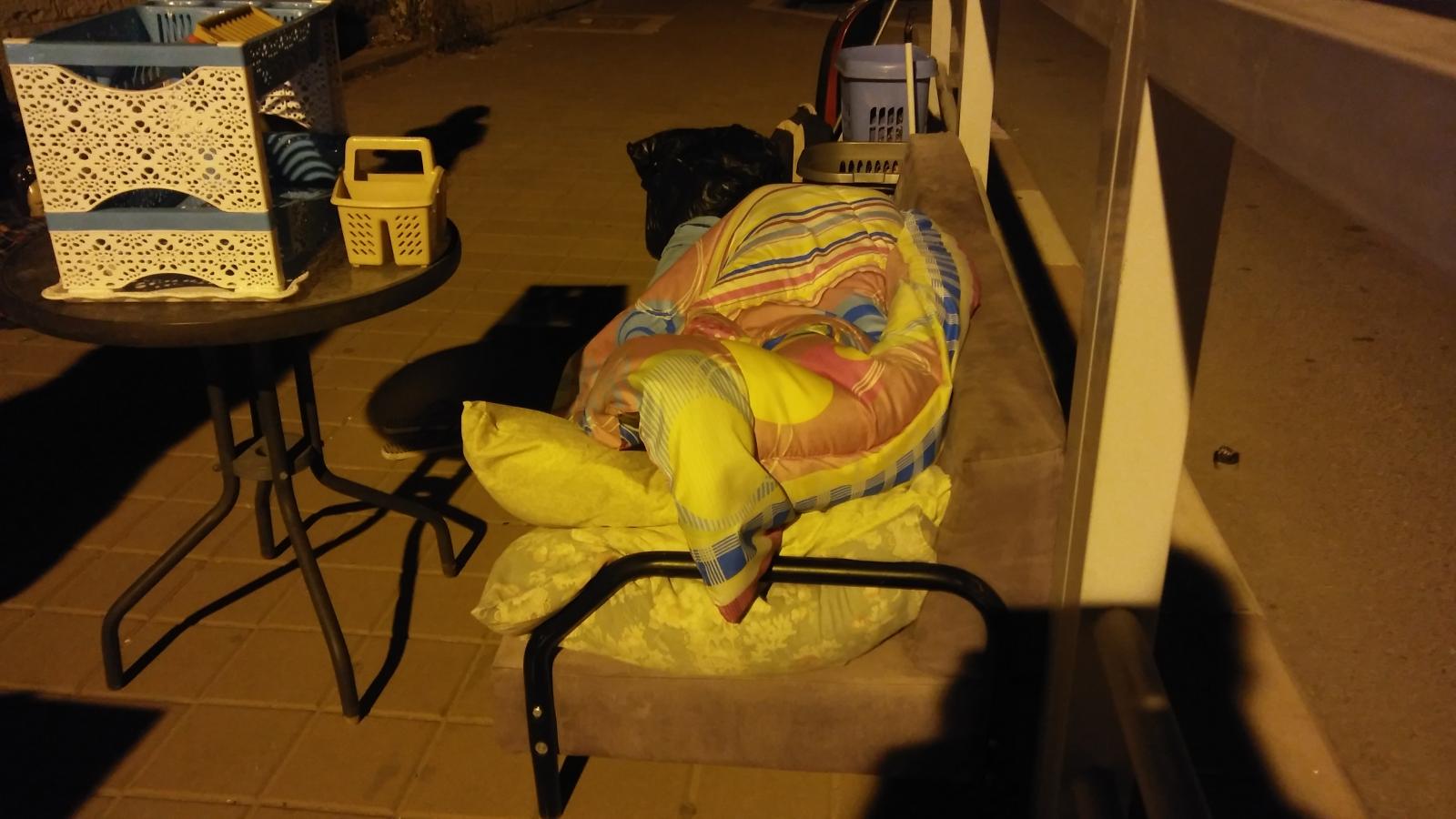 אחת הילדות נרדמה ברחוב {צילום: דני בלר}