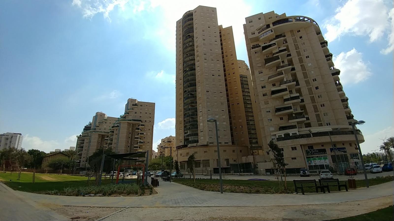 מתחם הרמב''ם: בעקבות לחץ תושבים, במקום בניינים, הוקם שטח ירוק (צילום: דני בלר)