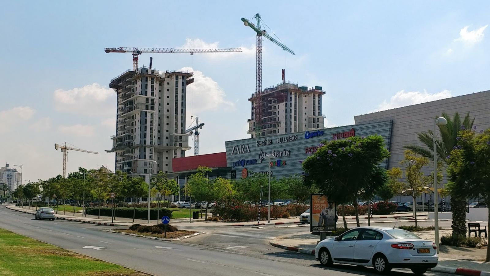 המגדלים ההולכים ונשלמים ליד קניון (צילום: דני בלר)