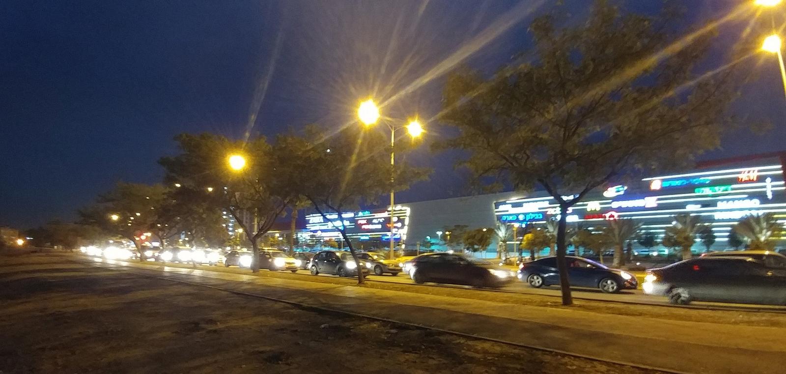 קניון - ופקק. בשדרות טוביהו מדי בוקר וערב יש פקק ענק, שרק יחריף (צילום: דני בלר)