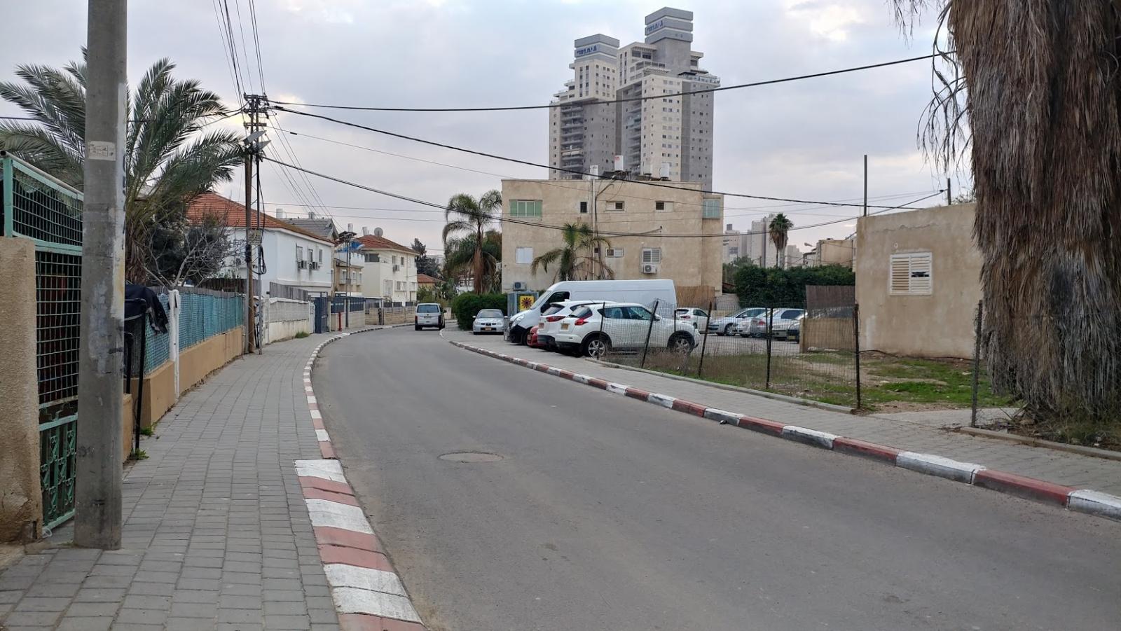 שכונה ותיקה מול מגדלי מגורים. המשפחות מחפשות דיור זול ועממי (צילום: דני בלר)