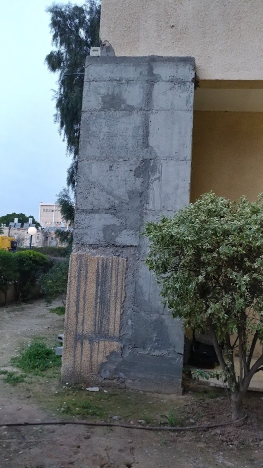 אחד העמודים התומכים הזמניים שהוצבו בבניין (צילום: דני בלר)