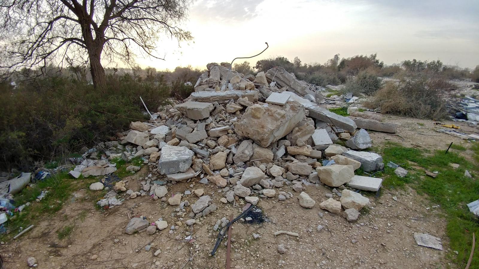 לא רחוק מהוילות של שכונת נווה נוי: אשפה באתר נחל בקע (צילום: דני בלר)