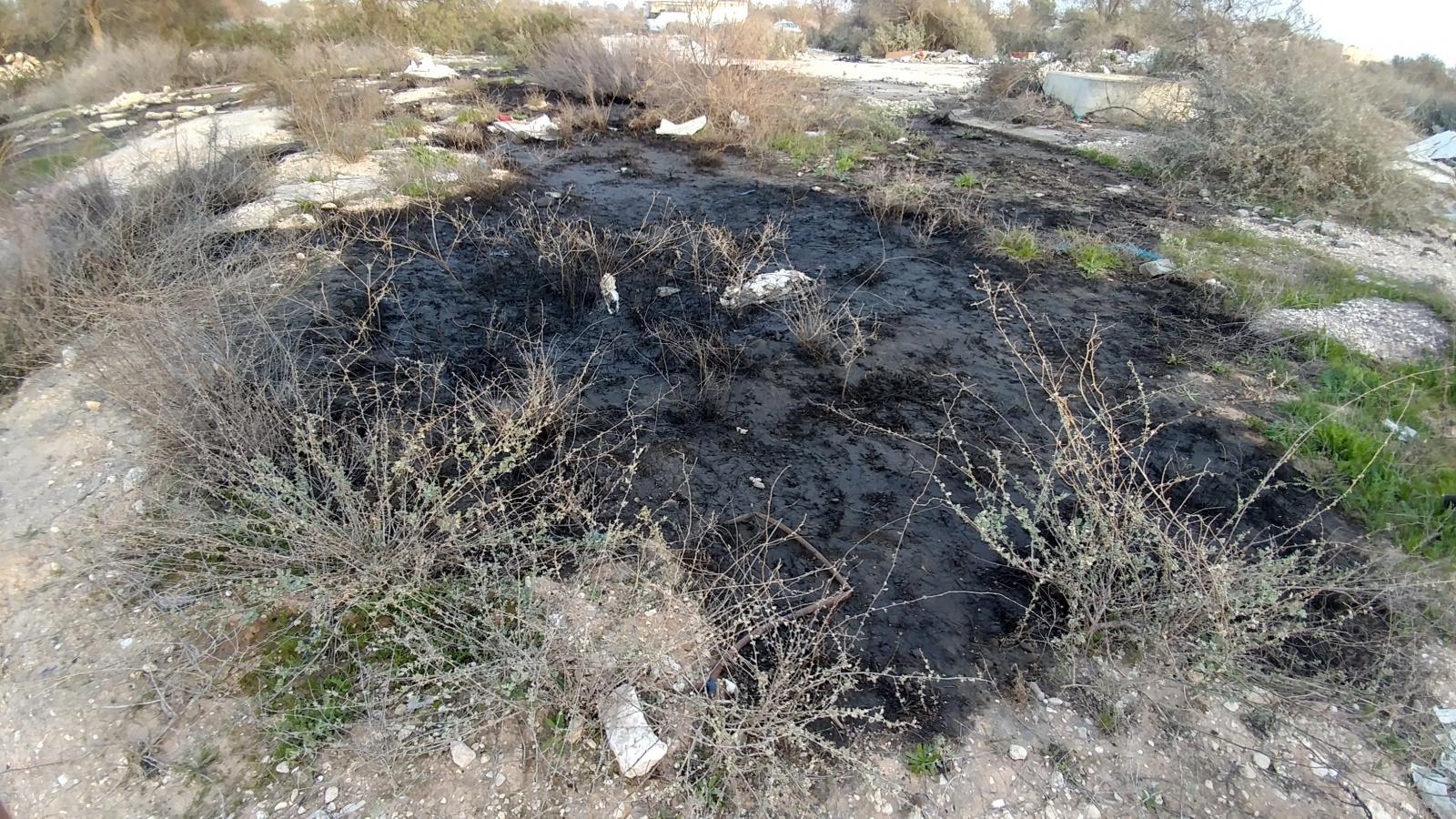 כימיקלים בנחל בקע, לא רחוק מהבתים של נווה נוי (צילום: דני בלר)