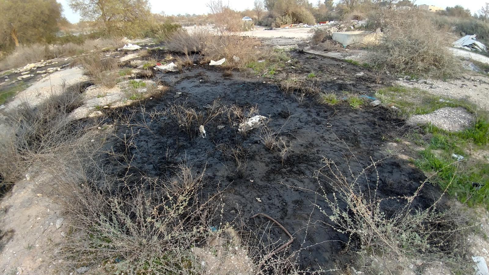 חומרים כימיים שהושלכו בקרקע באתר נחל בקע (צילום: דני בלר)