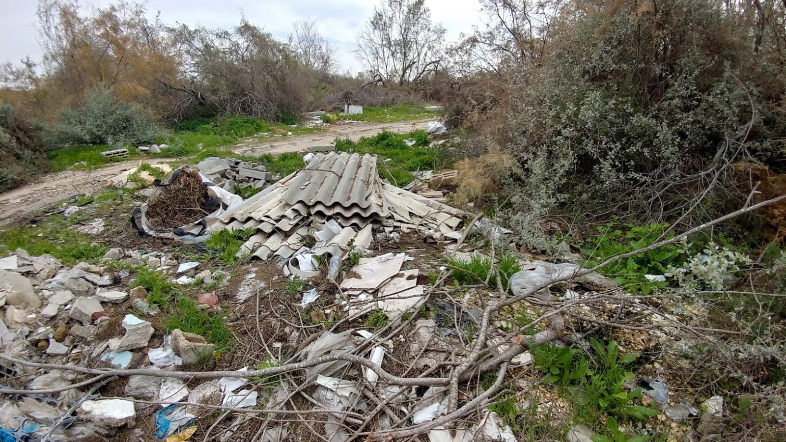לוחות אסבסט שהושלכו באתר נחל בקע, לצד אשפה כימית (צילום: דני בלר)