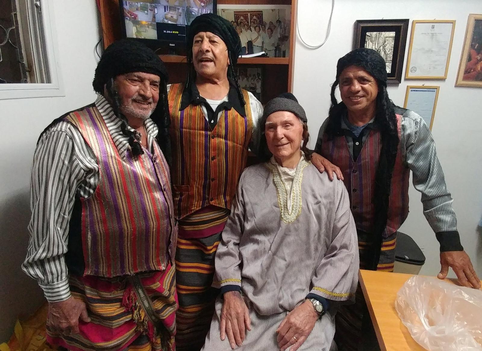 קפטן לונג (יושב), לבש בגדים תימניים מסורתיים ונהנה מאוד (צילום: דני בלר)