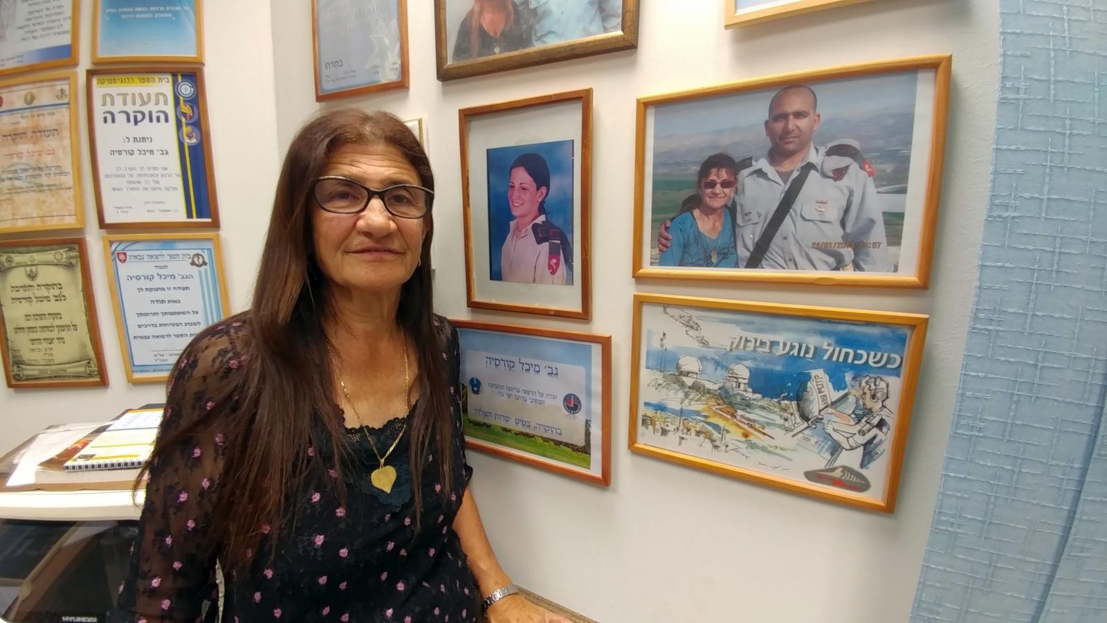 מיכל קורסיה נפגשת עם חיילים ותלמידים, מנציחה את זכר בתה (צילום: דני בלר)