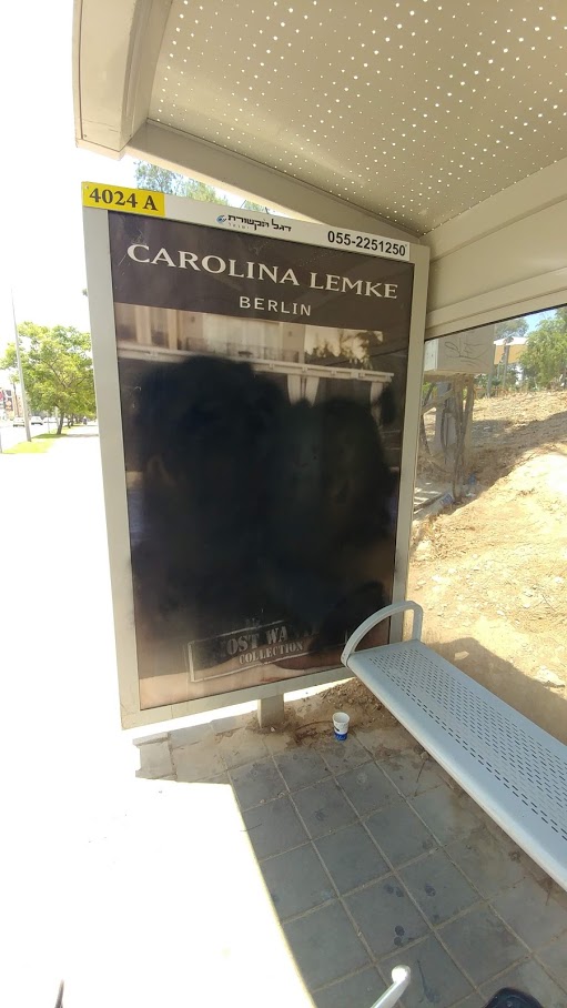 זה לא במאה שערים, אלא בשכונה ה': תחנת אוטובוס הושחתה בגלל פרסום פני אישה (צילום: דני בלר)