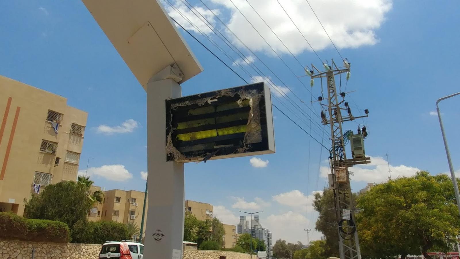 פגיעה בשלט של דן ב''ש. ריבוי מקרי אלימות כנגד מתקני ואנשי החברה (צילום: דני בלר)