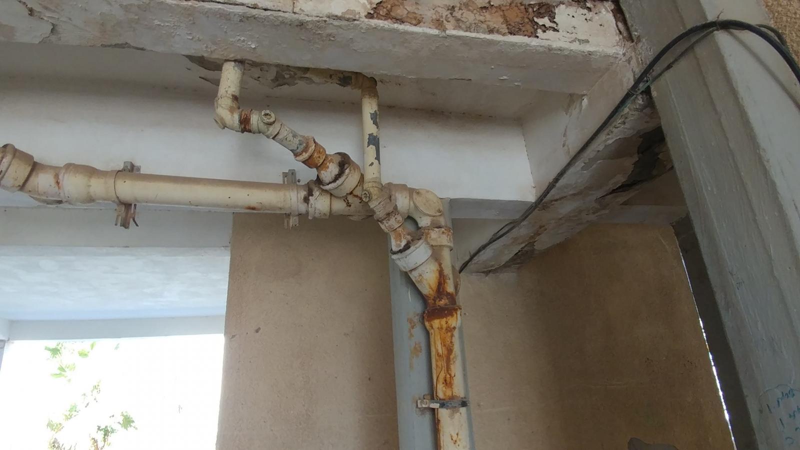 התשתיות מתפוררות, אבל אין עם מי לדבר (צילום: דני בלר)