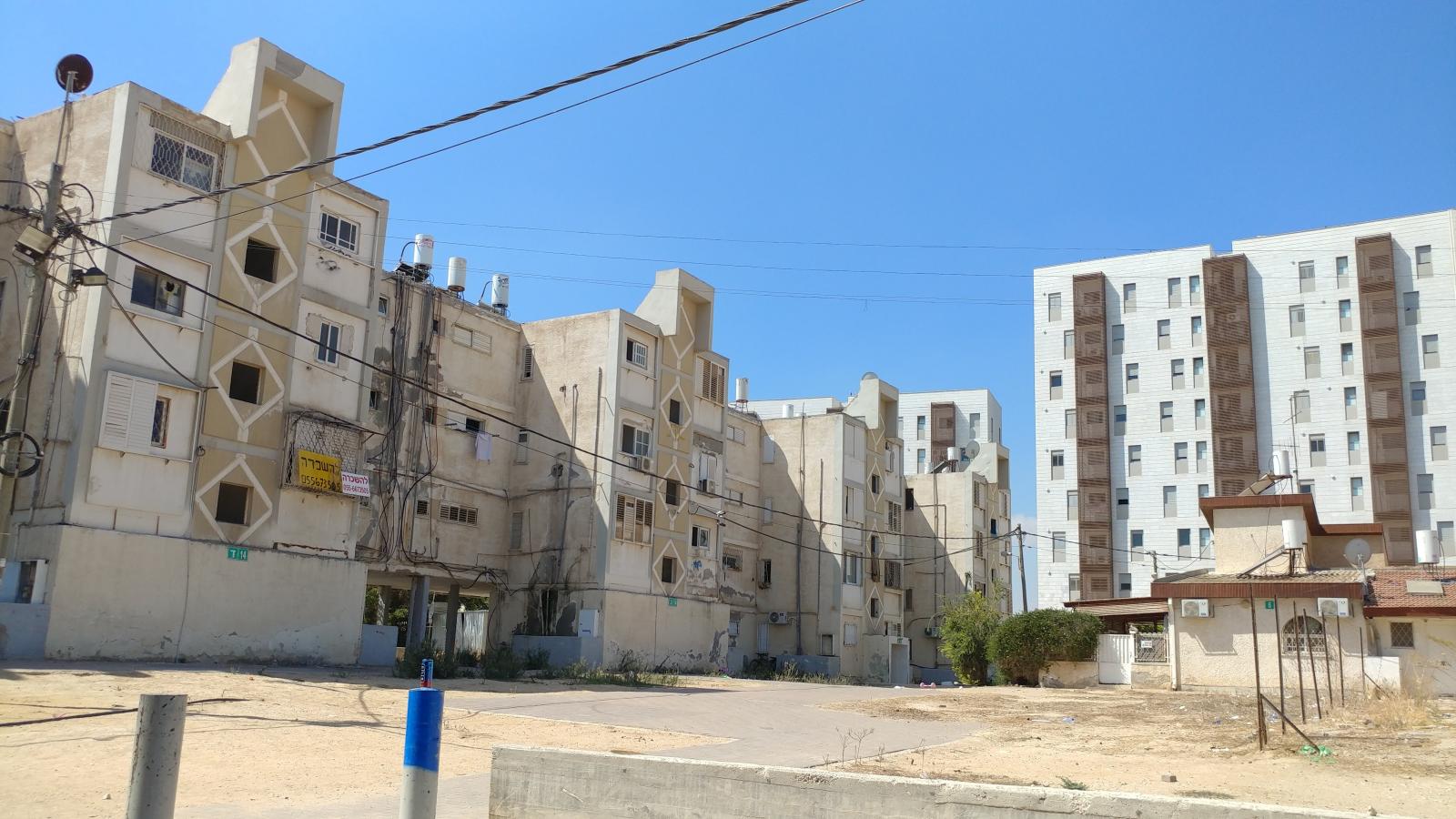 רחבת זיסו. צריך לקוות שעבודות השיקום יגיעו גם לכאן, לרוות התושבים היקרים (צילום: דני בלר)