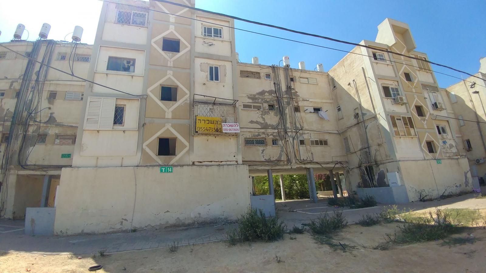 רחוב זיסו. האם קשה להביא לפה קצת ירוק לעיניים ומתקני משחקים לילדים? (צילום: דני בלר)