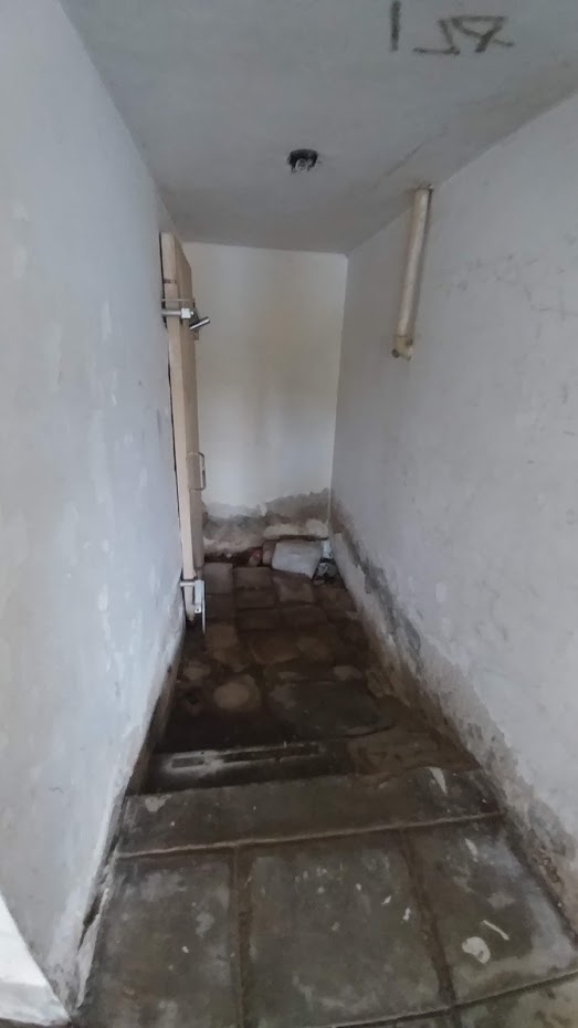 מקלט בשכונה ותיקה בב''ש, מוצף בביוב (צילום: דני בלר)