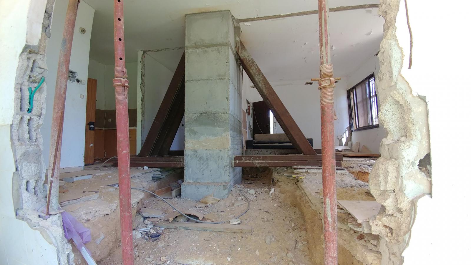 הדיירים מחכים לפתרון למצבם (צילום: דני בלר)