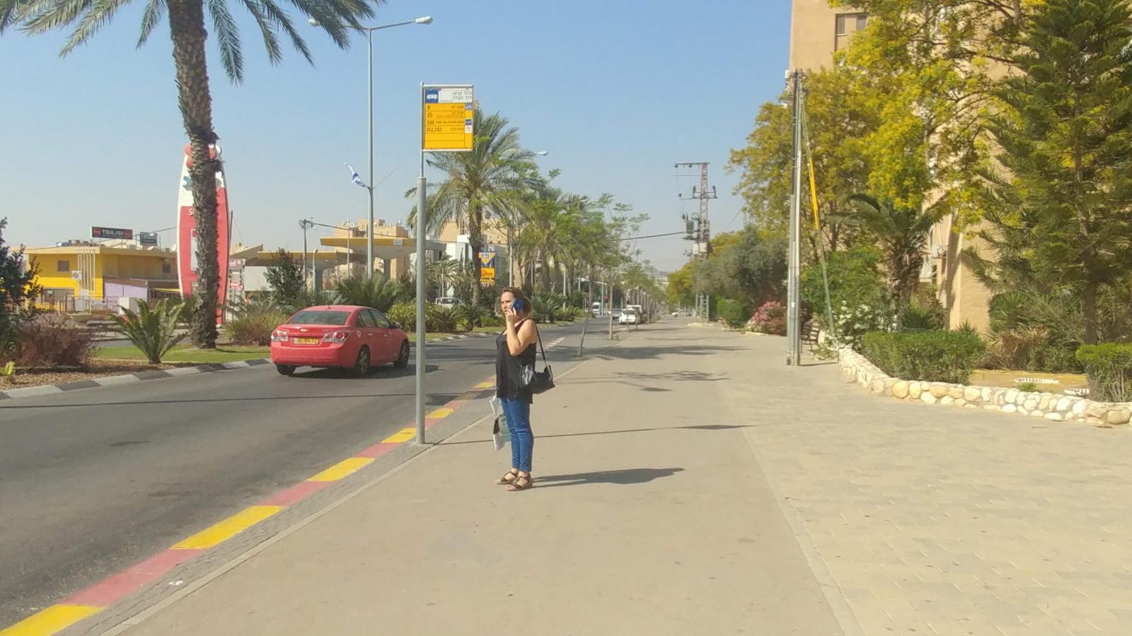 תחנה בצומת מצדה-טוביהו: על שביל אופניים, ללא הצללה. בקיץ הממתינים מתבשלים בשמש (צילום: דני בלר)