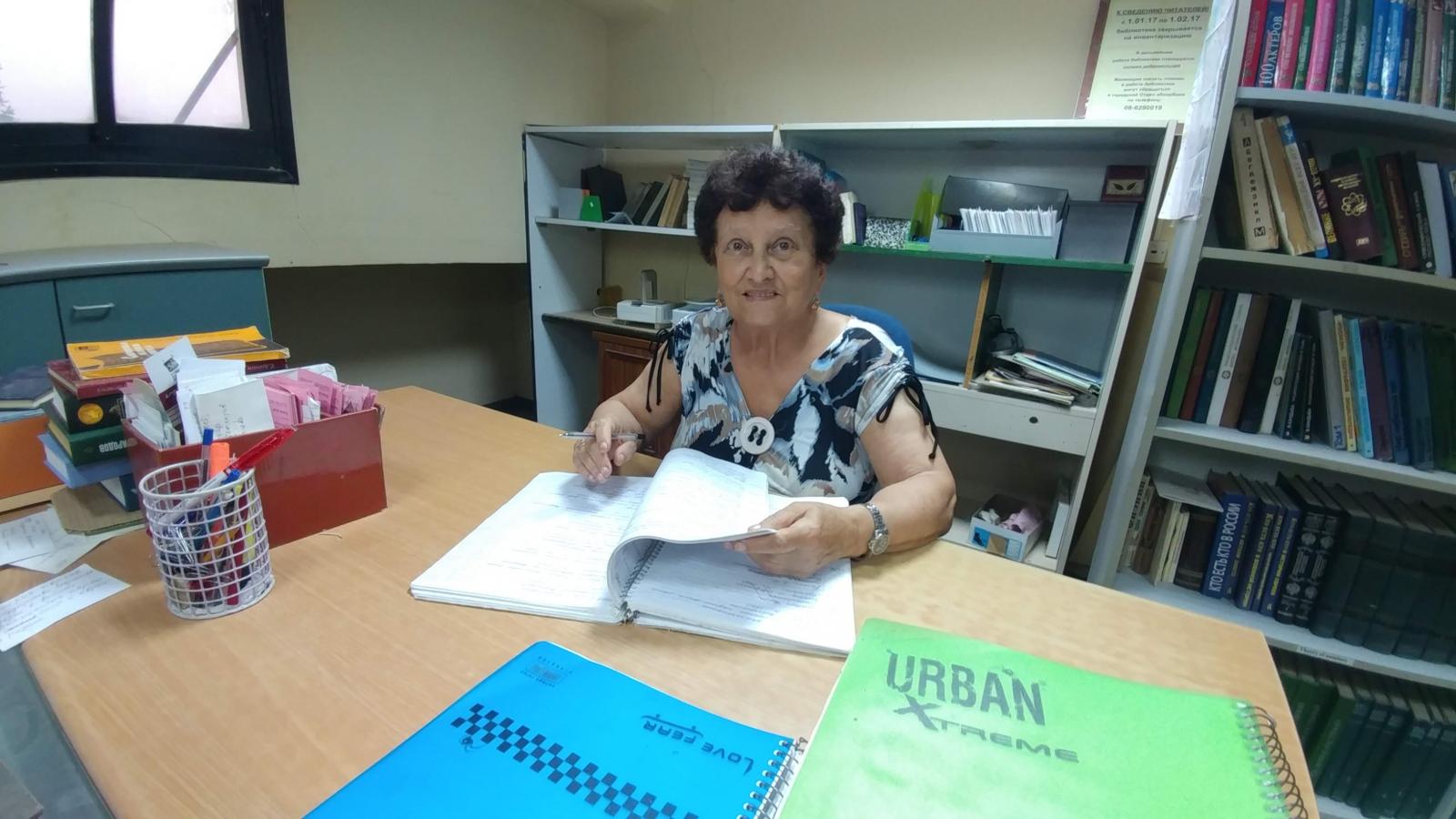 ראיסה בנדרסקי מנהלת את הספריה בהתנדבות מלאה - ולא יודעת מה יהיה (צילום: דני בלר)