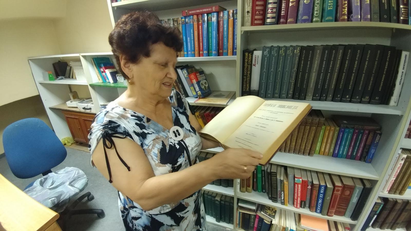 אחד הספרים הנדירים: אנציקלופידה יהודית (צילום: דני בלר)